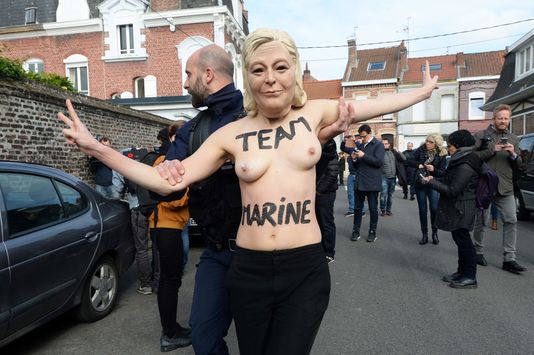 5115890_6_6c73_une-militante-femen-lors-de-son-interpellation_f8d0a6803bdb0b5f773c547c88f817e9.jpg
