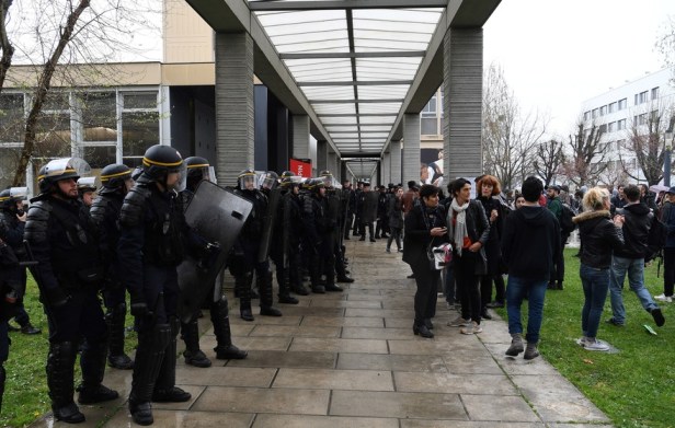 7792958615_des-crs-font-face-a-des-etudiants-a-nanterre-lundi-9-avril.jpg